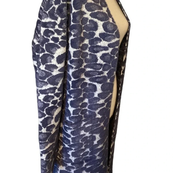 ⭐️Gorgeous and so comfy sweater coat⭐️
BIN 30 - Picture 3 of 9